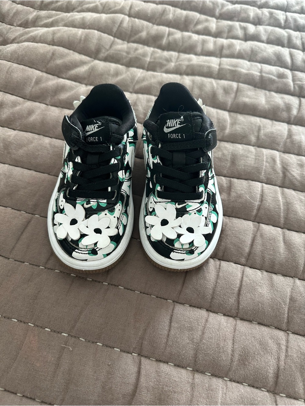 Nike Kids Floral Low-Top Sneakers in Black, White & Green